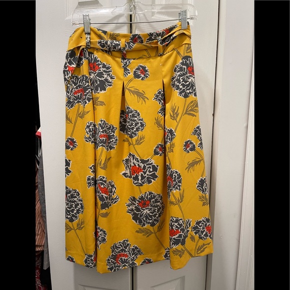 Banana Republic Dresses & Skirts - Banana Republic yellow spring floral patterned midi skirt - flowy